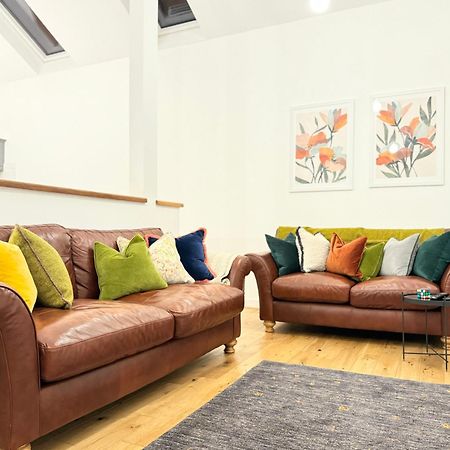 The Barn In The Courtyard Aparthotel อัลเวอร์สตัน ภายนอก รูปภาพ