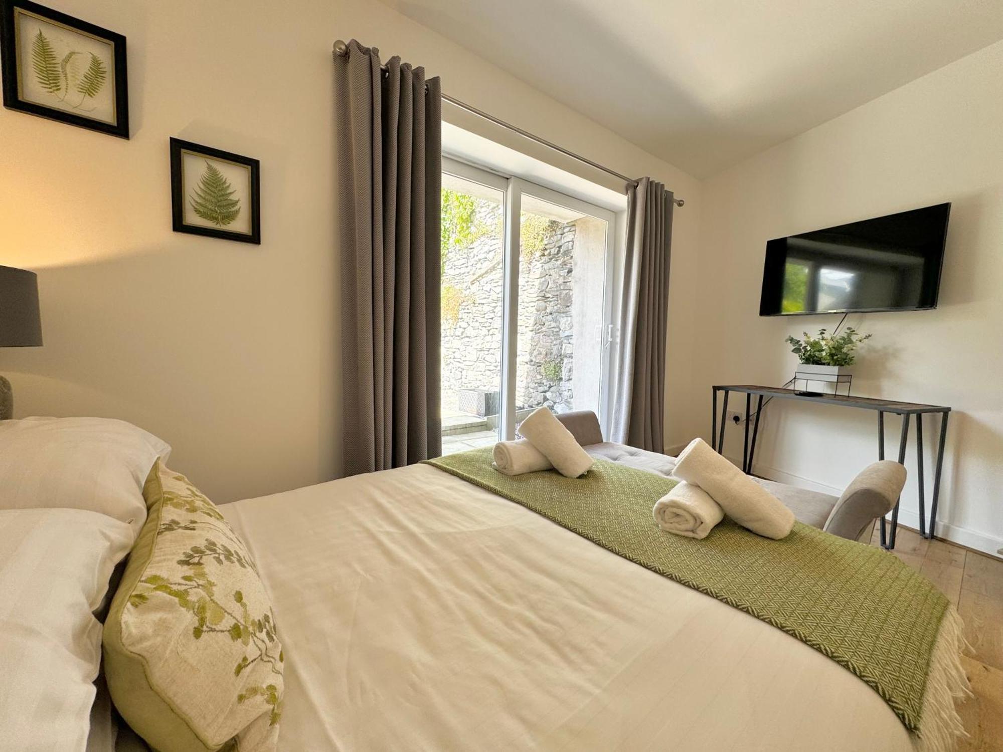 The Barn In The Courtyard Aparthotel อัลเวอร์สตัน ภายนอก รูปภาพ